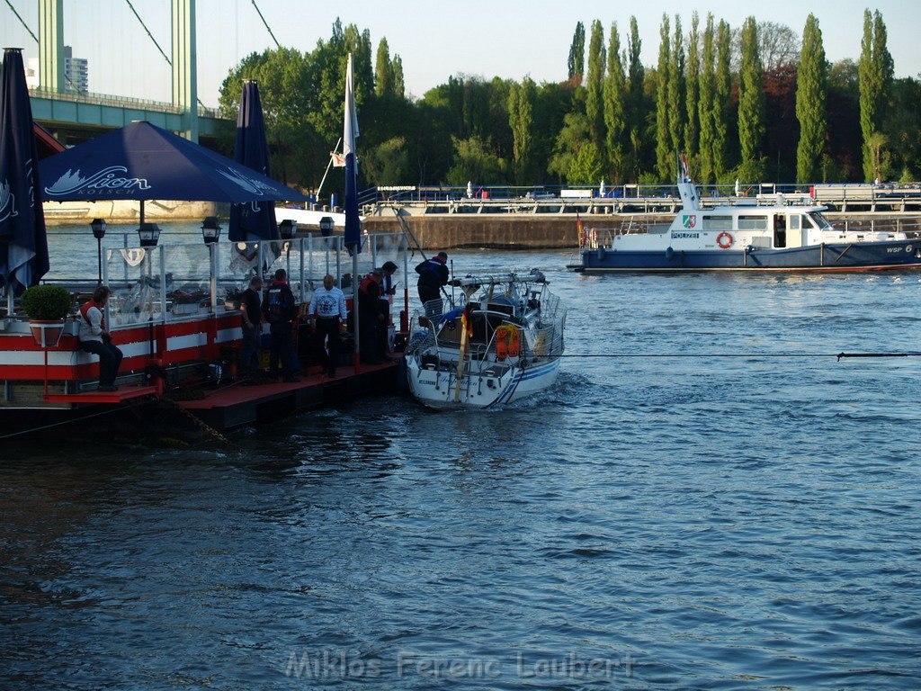 Motor Segelboot mit Motorschaden trieb gegen Alte Liebe bei Koeln Rodenkirchen P150.JPG